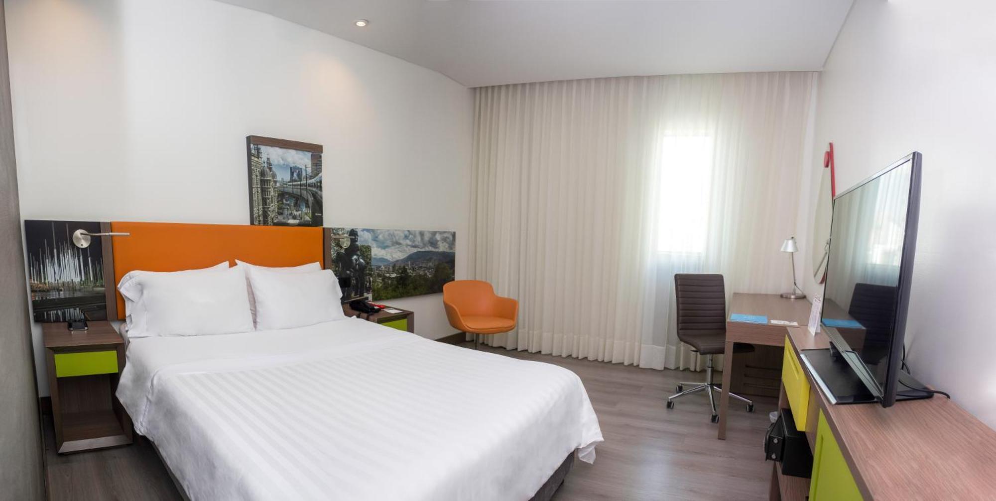 Hampton By Hilton Medellin Hotel Exterior photo